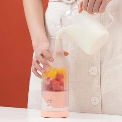 Fresh Juice Blender Bottle, Mélangeur portable presse, Milkshake, protéine, comment utilise le blender étape 2- verse votre protéine, ou lait dans le mélangeur - gourde bottle