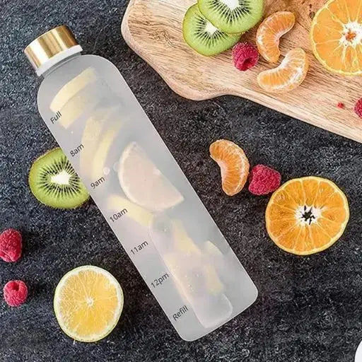 Boire dans une gourde réutilisable, recyclable et durable Boire dans une gourde réutilisable, recyclable et durable