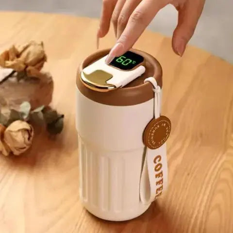 Mug café voiture : Pourquoi boire de l'eau avant le café ?