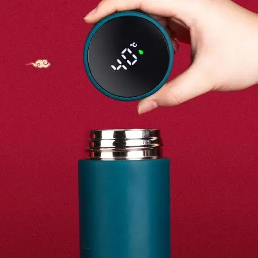 Bouteille isotherme chinoise, voici l'indicateur de la temperature tu thermos isotherme , tenu par une main - Gourde Bottle