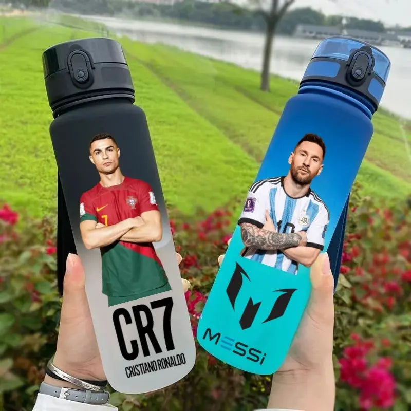 Gourde FIFA Football Star Ronaldo Messi 650ml, Bouteille d'Eau FIFA Football Star Ronaldo Messi 650ml, Neymar, Kylian Mbappe, CR7, KM9, PSG, Real Madrid, Portugal, Barcelone, Argentine, ligue des champions, Ballon d'Or, Franc Gourde Bottle®