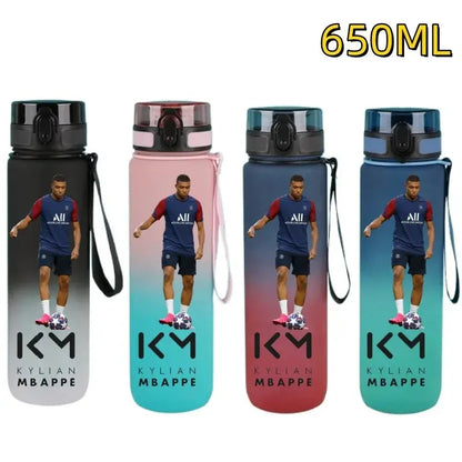Gourde FIFA Football Star Ronaldo Messi 650ml, Bouteille d'Eau FIFA Football Star Ronaldo Messi 650ml, Neymar, Kylian Mbappe, CR7, KM9, PSG, Real Madrid, Portugal, Barcelone, Argentine, ligue des champions, Ballon d'Or, Franc Gourde Bottle®