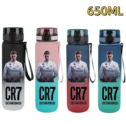 Gourde FIFA Football Star Ronaldo Messi 650ml, Bouteille d'Eau FIFA Football Star Ronaldo Messi 650ml, Neymar, Kylian Mbappe, CR7, KM9, PSG, Real Madrid, Portugal, Barcelone, Argentine, ligue des champions, Ballon d'Or, Franc Gourde Bottle®