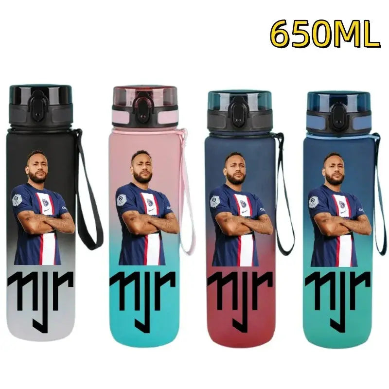 Gourde FIFA Football Star Ronaldo Messi 650ml, Bouteille d'Eau FIFA Football Star Ronaldo Messi 650ml, Neymar, Kylian Mbappe, CR7, KM9, PSG, Real Madrid, Portugal, Barcelone, Argentine, ligue des champions, Ballon d'Or, Franc Gourde Bottle®