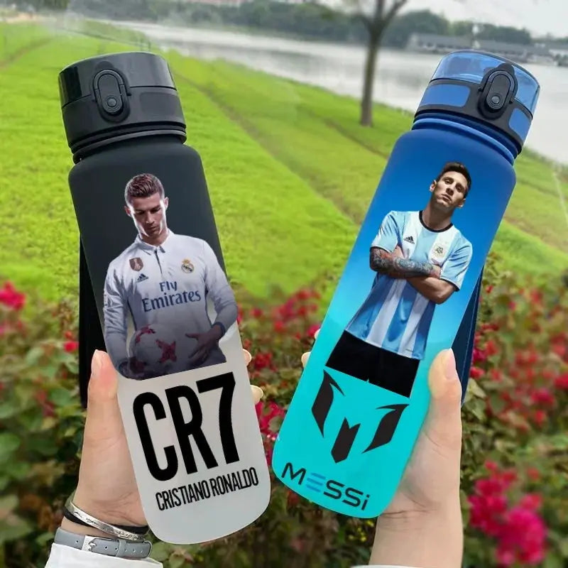 Gourde FIFA Football Star Ronaldo Messi 650ml, Bouteille d'Eau FIFA Football Star Ronaldo Messi 650ml, Neymar, Kylian Mbappe, CR7, KM9, PSG, Real Madrid, Portugal, Barcelone, Argentine, ligue des champions, Ballon d'Or, Franc Gourde Bottle®