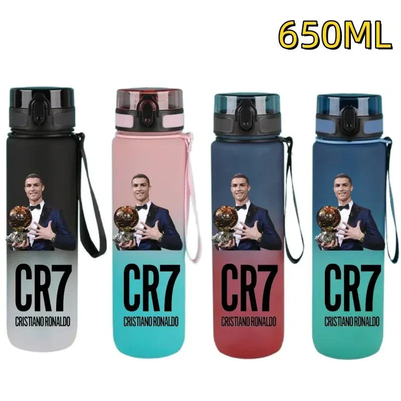 Gourde FIFA Football Star Ronaldo Messi 650ml, Bouteille d'Eau FIFA Football Star Ronaldo Messi 650ml, Neymar, Kylian Mbappe, CR7, KM9, PSG, Real Madrid, Portugal, Barcelone, Argentine, ligue des champions, Ballon d'Or, Franc Gourde Bottle®