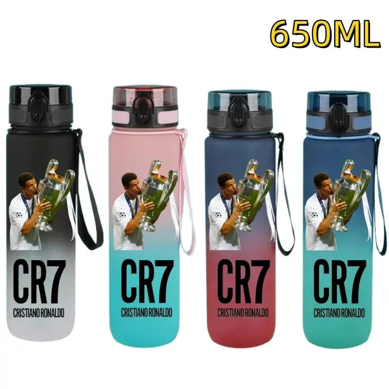 Gourde FIFA Football Star Ronaldo Messi 650ml, Bouteille d'Eau FIFA Football Star Ronaldo Messi 650ml, Neymar, Kylian Mbappe, CR7, KM9, PSG, Real Madrid, Portugal, Barcelone, Argentine, ligue des champions, Ballon d'Or, Franc Gourde Bottle®