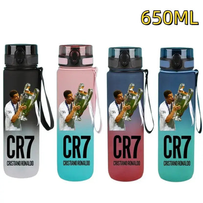 Gourde FIFA Football Star Ronaldo Messi 650ml, Bouteille d'Eau FIFA Football Star Ronaldo Messi 650ml, Neymar, Kylian Mbappe, CR7, KM9, PSG, Real Madrid, Portugal, Barcelone, Argentine, ligue des champions, Ballon d'Or, Franc Gourde Bottle®