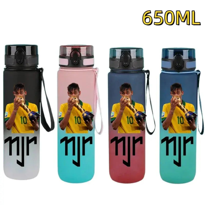 Gourde FIFA Football Star Ronaldo Messi 650ml, Bouteille d'Eau FIFA Football Star Ronaldo Messi 650ml, Neymar, Kylian Mbappe, CR7, KM9, PSG, Real Madrid, Portugal, Barcelone, Argentine, ligue des champions, Ballon d'Or, Franc Gourde Bottle®