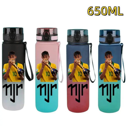 Gourde FIFA Football Star Ronaldo Messi 650ml, Bouteille d'Eau FIFA Football Star Ronaldo Messi 650ml, Neymar, Kylian Mbappe, CR7, KM9, PSG, Real Madrid, Portugal, Barcelone, Argentine, ligue des champions, Ballon d'Or, Franc Gourde Bottle®