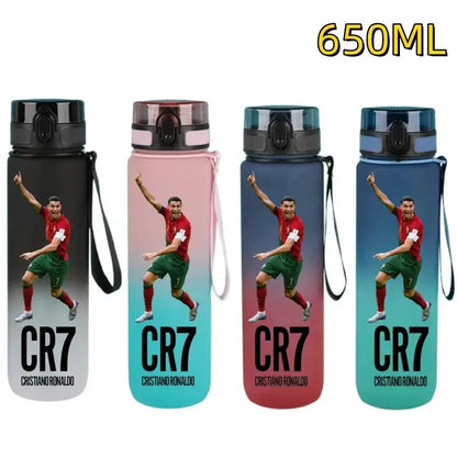 Gourde FIFA Football Star Ronaldo Messi 650ml, Bouteille d'Eau FIFA Football Star Ronaldo Messi 650ml, Neymar, Kylian Mbappe, CR7, KM9, PSG, Real Madrid, Portugal, Barcelone, Argentine, ligue des champions, Ballon d'Or, Franc Gourde Bottle®