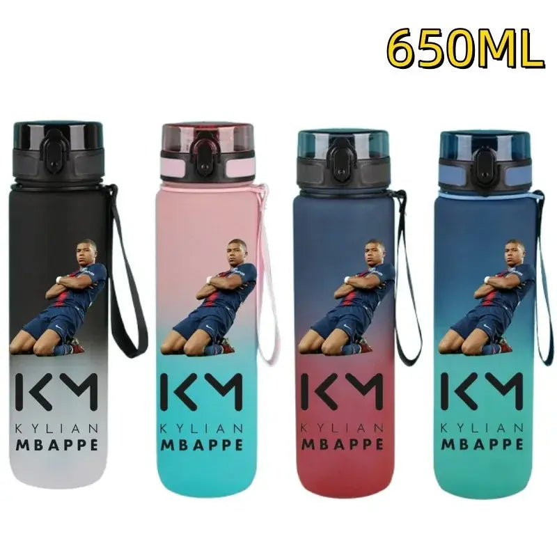Gourde FIFA Football Star Ronaldo Messi 650ml, Bouteille d'Eau FIFA Football Star Ronaldo Messi 650ml, Neymar, Kylian Mbappe, CR7, KM9, PSG, Real Madrid, Portugal, Barcelone, Argentine, ligue des champions, Ballon d'Or, Franc Gourde Bottle®