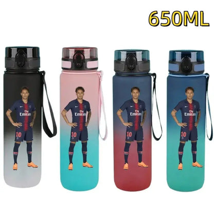 Gourde FIFA Football Star Ronaldo Messi 650ml, Bouteille d'Eau FIFA Football Star Ronaldo Messi 650ml, Neymar, Kylian Mbappe, CR7, KM9, PSG, Real Madrid, Portugal, Barcelone, Argentine, ligue des champions, Ballon d'Or, Franc Gourde Bottle®