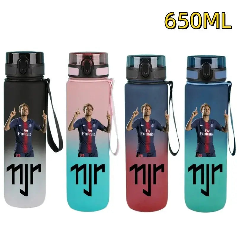 Gourde FIFA Football Star Ronaldo Messi 650ml, Bouteille d'Eau FIFA Football Star Ronaldo Messi 650ml, Neymar, Kylian Mbappe, CR7, KM9, PSG, Real Madrid, Portugal, Barcelone, Argentine, ligue des champions, Ballon d'Or, Franc Gourde Bottle®