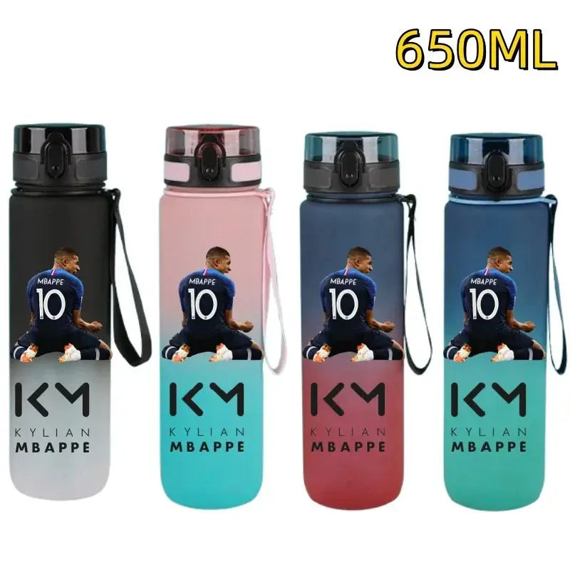 Gourde FIFA Football Star Ronaldo Messi 650ml, Bouteille d'Eau FIFA Football Star Ronaldo Messi 650ml, Neymar, Kylian Mbappe, CR7, KM9, PSG, Real Madrid, Portugal, Barcelone, Argentine, ligue des champions, Ballon d'Or, Franc Gourde Bottle®