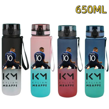 Gourde FIFA Football Star Ronaldo Messi 650ml, Bouteille d'Eau FIFA Football Star Ronaldo Messi 650ml, Neymar, Kylian Mbappe, CR7, KM9, PSG, Real Madrid, Portugal, Barcelone, Argentine, ligue des champions, Ballon d'Or, Franc Gourde Bottle®