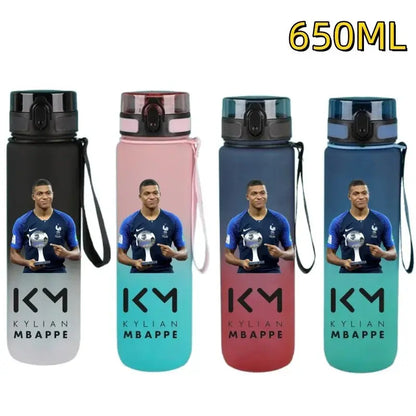 Gourde FIFA Football Star Ronaldo Messi 650ml, Bouteille d'Eau FIFA Football Star Ronaldo Messi 650ml, Neymar, Kylian Mbappe, CR7, KM9, PSG, Real Madrid, Portugal, Barcelone, Argentine, ligue des champions, Ballon d'Or, Franc Gourde Bottle®
