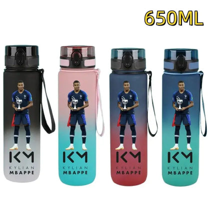 Gourde FIFA Football Star Ronaldo Messi 650ml, Bouteille d'Eau FIFA Football Star Ronaldo Messi 650ml, Neymar, Kylian Mbappe, CR7, KM9, PSG, Real Madrid, Portugal, Barcelone, Argentine, ligue des champions, Ballon d'Or, Franc Gourde Bottle®