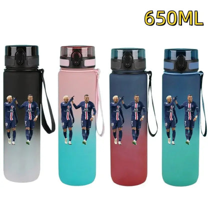 Gourde FIFA Football Star Ronaldo Messi 650ml, Bouteille d'Eau FIFA Football Star Ronaldo Messi 650ml, Neymar, Kylian Mbappe, CR7, KM9, PSG, Real Madrid, Portugal, Barcelone, Argentine, ligue des champions, Ballon d'Or, Franc Gourde Bottle®