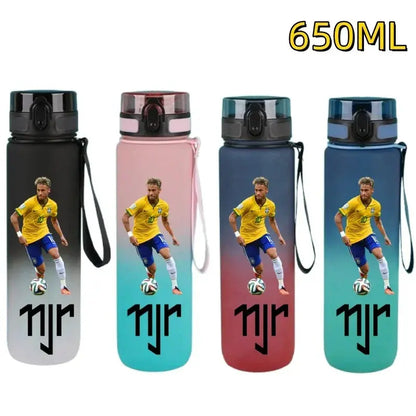 Gourde FIFA Football Star Ronaldo Messi 650ml, Bouteille d'Eau FIFA Football Star Ronaldo Messi 650ml, Neymar, Kylian Mbappe, CR7, KM9, PSG, Real Madrid, Portugal, Barcelone, Argentine, ligue des champions, Ballon d'Or, Franc Gourde Bottle®