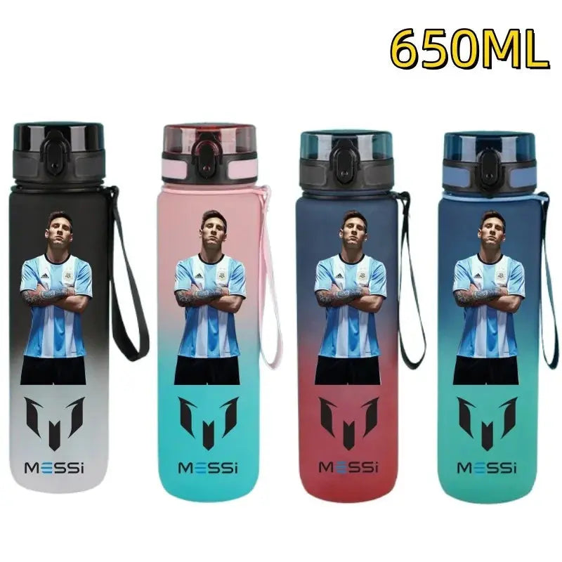 Gourde FIFA Football Star Ronaldo Messi 650ml, Bouteille d'Eau FIFA Football Star Ronaldo Messi 650ml, Neymar, Kylian Mbappe, CR7, KM9, PSG, Real Madrid, Portugal, Barcelone, Argentine, ligue des champions, Ballon d'Or, Franc Gourde Bottle®