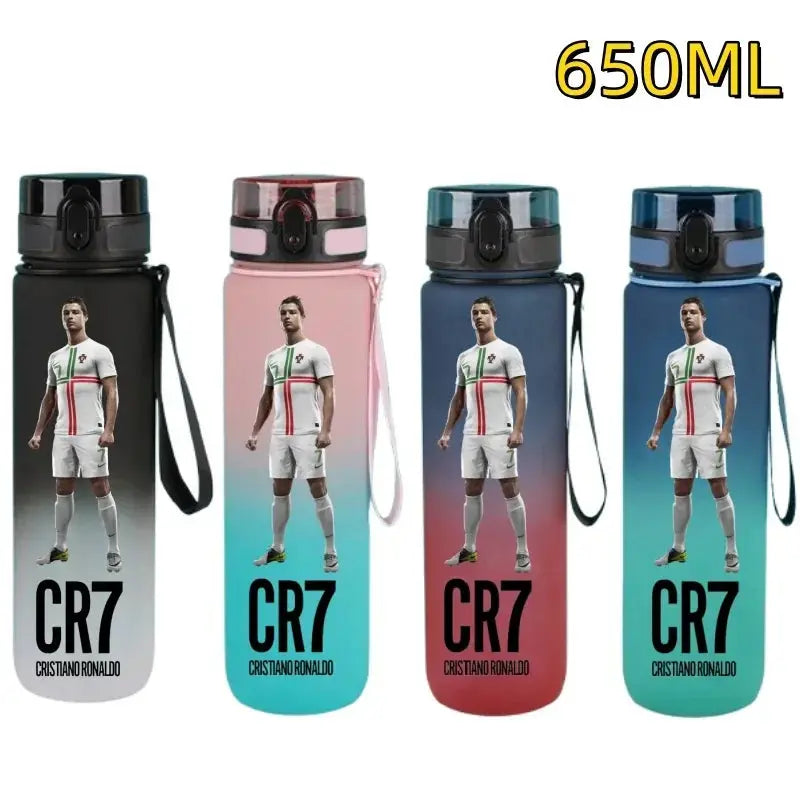 Gourde FIFA Football Star Ronaldo Messi 650ml, Bouteille d'Eau FIFA Football Star Ronaldo Messi 650ml, Neymar, Kylian Mbappe, CR7, KM9, PSG, Real Madrid, Portugal, Barcelone, Argentine, ligue des champions, Ballon d'Or, Franc Gourde Bottle®