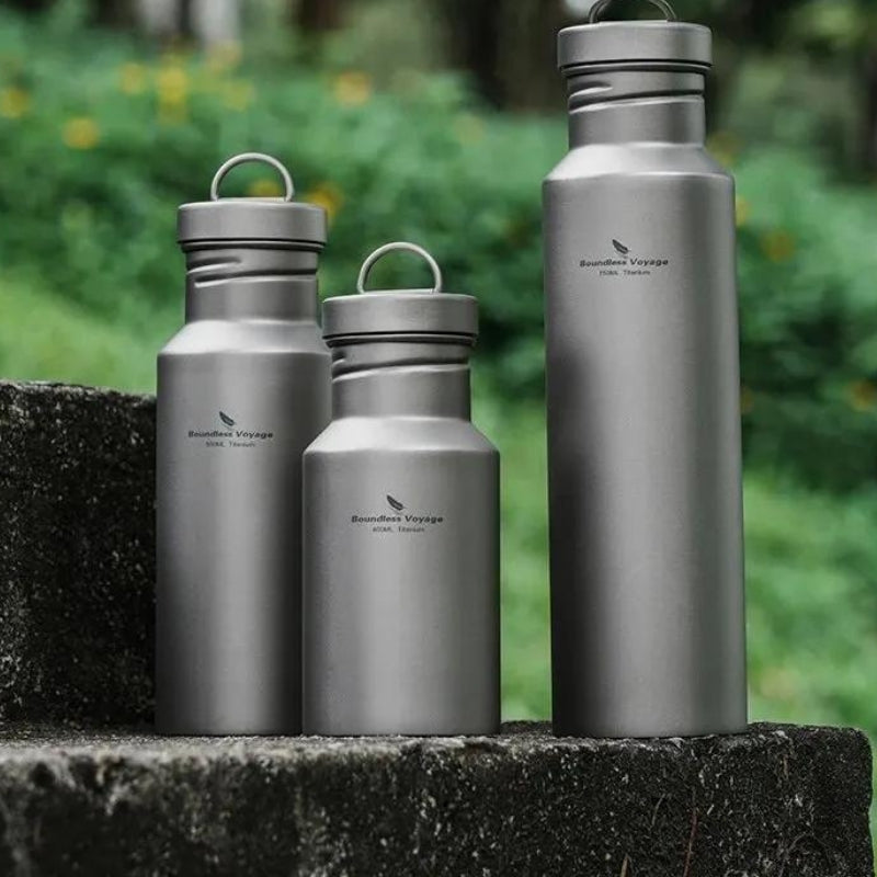Gourde Titane Boundless Voyage est le choix idéal. Elle est conçue pour résister aux conditions les plus extrêmes - Gourde Bottle