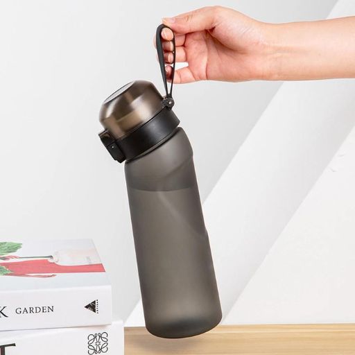 Gourde air up noir avec paille et lanière  pour un transport efficace dans tous les endroits