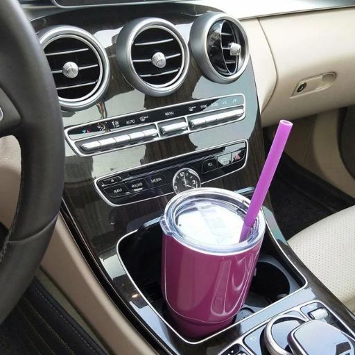 Gourde Stanley violet dans une voiture