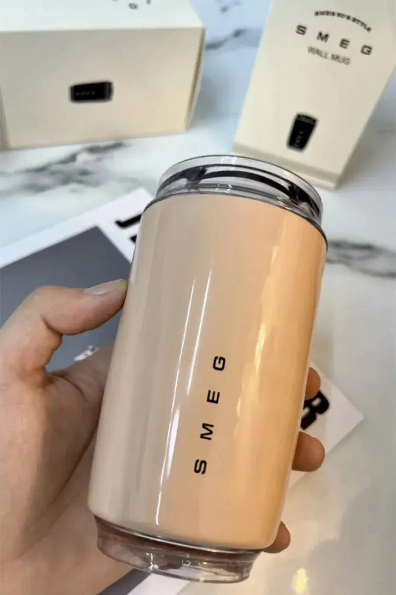 SMEG Mug Transportable SMEG 240ml, Smeg coffee Mug Smeg 240ML , Smeg thermos Mug coffee 300ml, Travel Mug SMEG 300 ml,Mug SMEG Prix, Mug Smeg France, SMEG Mug isotherme, Mug Smeg Amazon, Mug Smeg noir, Mug Smeg Beige Gourde Bottle®