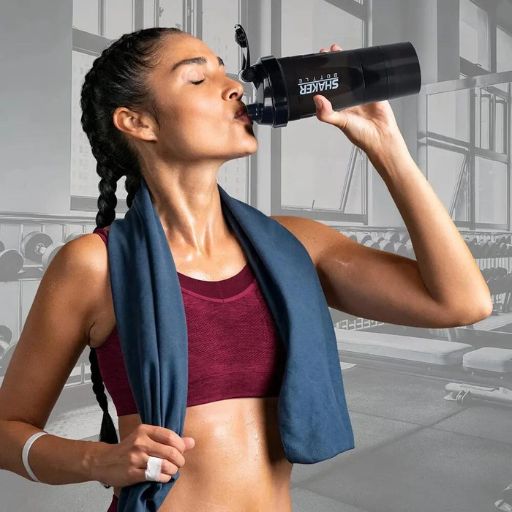 Shaker à Protéines 500ml avec Compartiments Supplémentaires noir , une femme en train de boire sa boisson  favoris