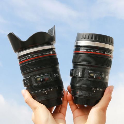 Tasse à café avec objectif d'appareil photo présente un design réaliste d'objectif d'appareil photo